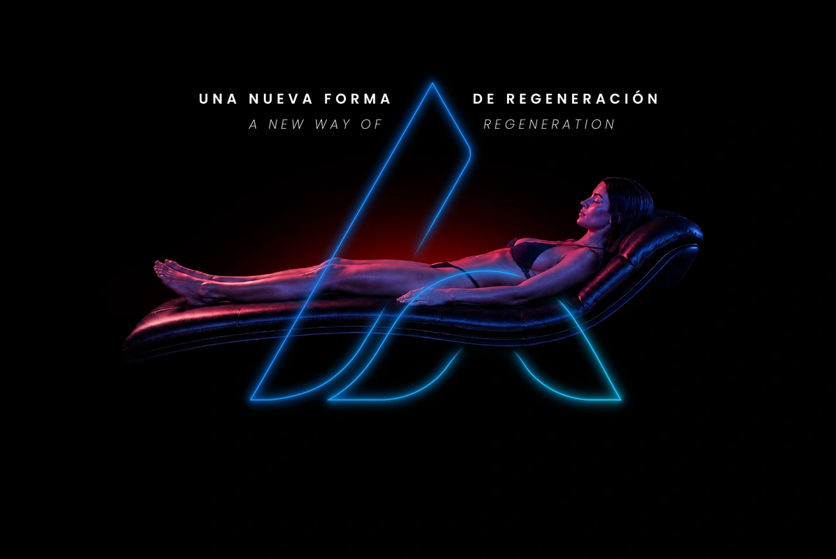 Portada AMARÉA: una mujer reclinada con iluminación azul y roja, el símbolo luminoso y el lema Una nueva forma de regeneración